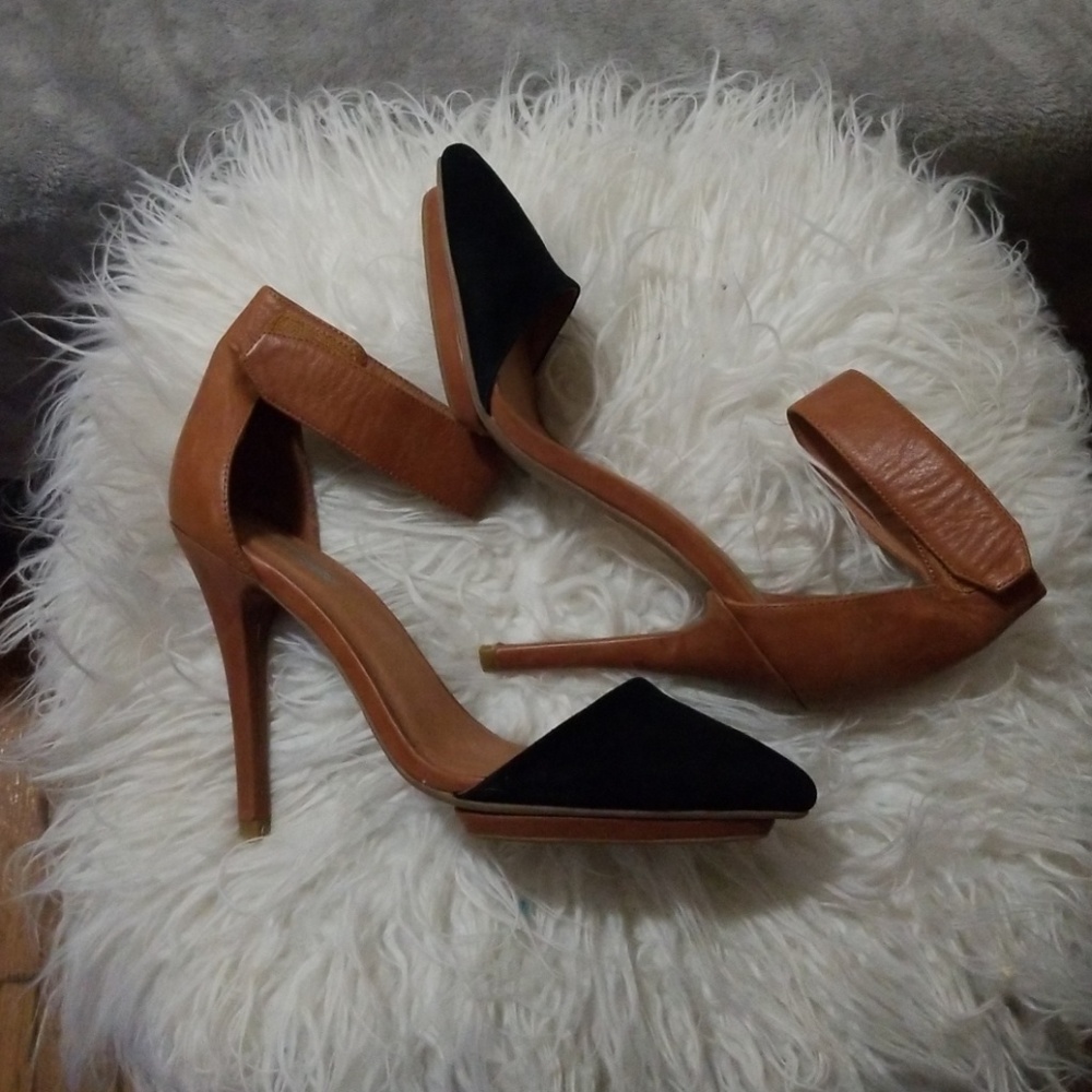 Beautiful, but too tight for me. Bought from a fellow posher. 👠